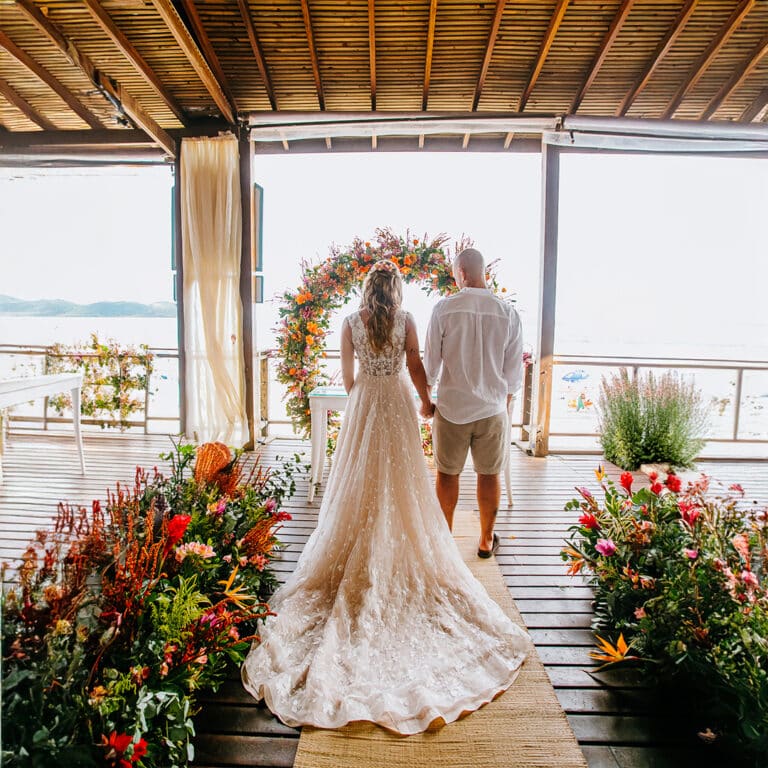 Casamento perfeito ao pôr do sol na praia